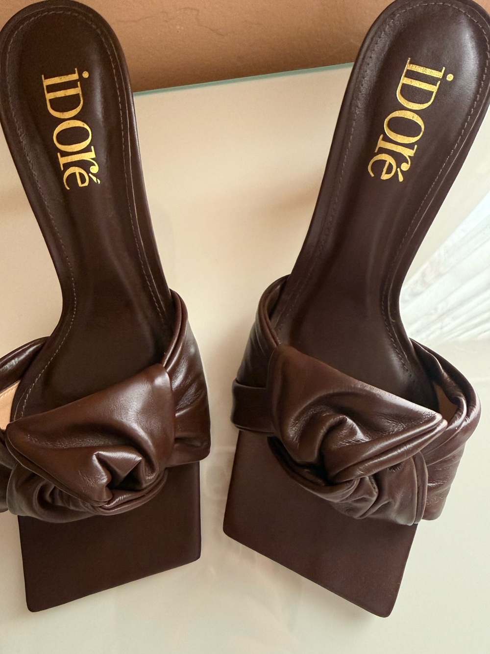 iDoré low chocolate 🍫 knot heels